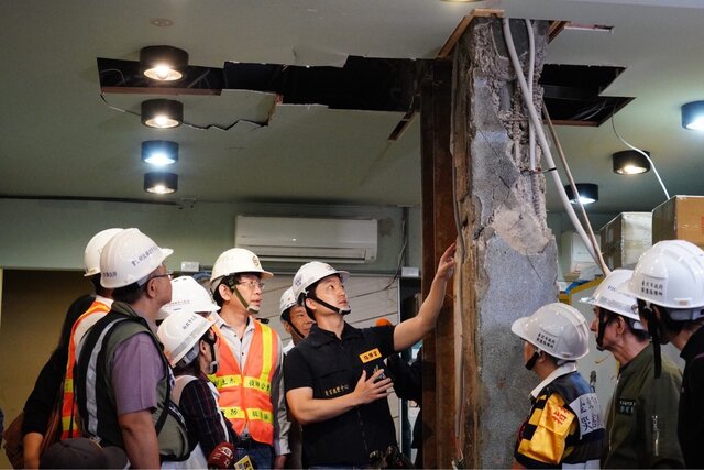 台北市長蔣萬安視察403地震災後南機場屋損情況。圖／台北市政府